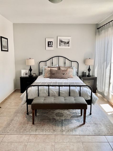 Metal Bedframe Bedroom Ideas Minimalist, Black Metal Bed Bedroom Ideas, Iron Stand Ideas For Clothes, Modern Metal Bed Frame, Room Ideas With Black Bed Frame, Small Guest Room Inspiration, Gold Metal Bed Frame Bedroom Ideas, Sagstua Bed Ideas, Metal Frame Bedroom Ideas