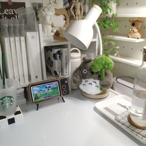 Studio Ghibli Office Decor, Study Desk Decor, Desk Inspo, White Desk, Dekorasi Kamar Tidur, Study Room Decor, Desk Ideas, Room Deco, Room Desk