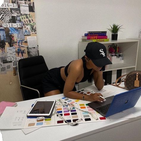 Business Warehouse Goals, Boss Baddie Aesthetic, Saleswoman Aesthetic, Black Ceo Woman Aesthetic, Business Vision Board Entrepreneur, Business Astethic, Success Core, Marketing Career Aesthetic, Black Girls Luxury Lifestyle