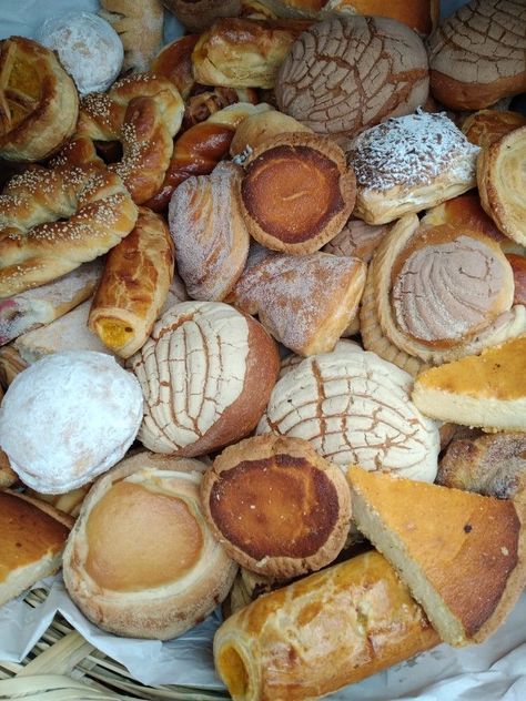 Mexican Dessert Table, Mexican Pastries, Guatemalan Recipes, Mexican Bread, Mexican Snacks, Mexico Food, Mexican Dessert, Cafe Food, Pretty Food