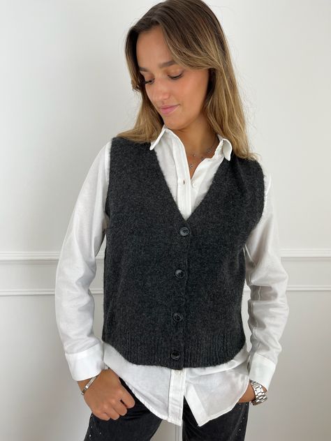 Découvrez notre incontournable gilet gris sans manche pour femmes, la grande tendance du moment !
Idéal pour l'hiver qui arrive très vite et pour mettre de l'originalité dans vos tenues !
Explorez une large collection de gilets, vestes et manteaux ainsi que de jeans tels que porté sur notre modèle sur notre e-shop : lestresorsdechloe.com !
#giletsansmanche #pulltendance #ideetenue #gilet
#tenuehiver #lookfemme #outfit #giletgris Porter, Boutique