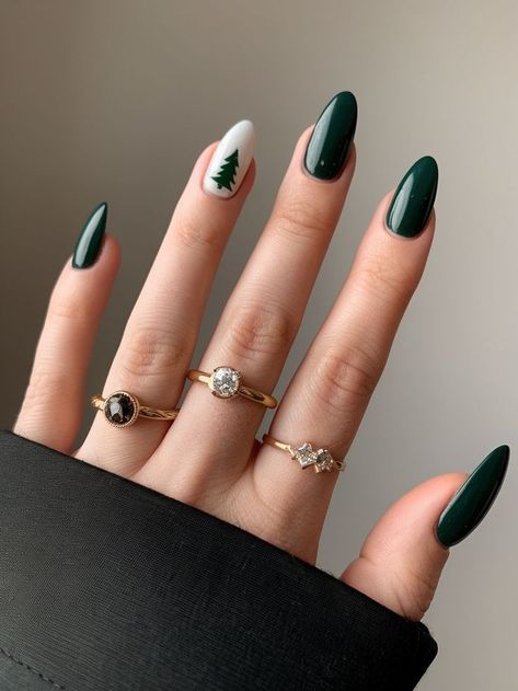 Christmas Simple Nails Winter, Christmas Nails With Accent Nail, Nails For Dental Assistants, Nail Inspiration Christmas Simple, Red Green And Silver Nails, Christmas Tree Nails Simple, Christmas Nails Cute Simple, Winter Nail Ideas Green, Tree Nails Christmas