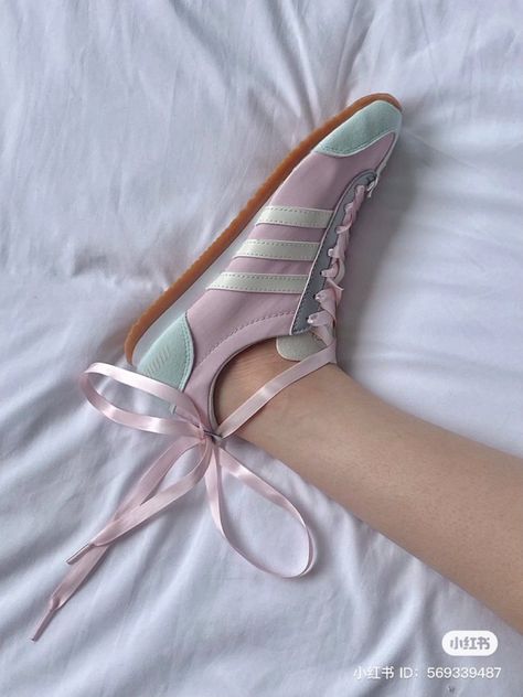 Chic Shoes, Shoe Inspo, Blair Waldorf, Gym Shoes, Diy Shoes, Pretty Shoes, Dream Shoes, Designer Sneakers, Louboutin Shoes