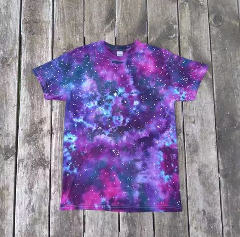 I make tie dye! These are my favorite shirts to make! Galaxy shirt with hand painted stars! - Imgur Galaxy Tie Dye Diy, Tie Dye Halloween Shirts, Halloween Shirts Diy, Tie Dye Halloween, Galaxy Tie Dye, Painted Stars, Tie Dye Shirts Patterns, Diy Tie Dye Techniques, Diy Tie Dye Designs