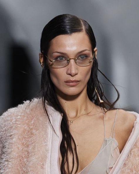 Autumn 2022 hair trends Runway Hair Trends, 2022 Hair Trends, Current Hair Trends, Spring Hair Trends, Fashion Week Hair, Wet Look Hair, High Fashion Hair, Runway Hair, Editorial Hair