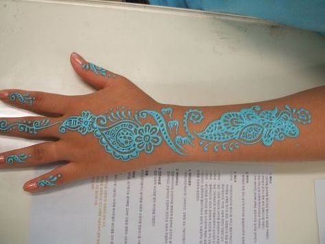 Colourful Henna And Mehndi Designs (45) Tattoos Pretty, Blue Henna, Tattoos Beautiful, Hanna Tattoo, Unique Henna, Nailart Christmas, Henna Color, White Henna Tattoo, Glitter Henna