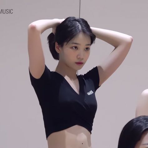 le sserafim chaewon Chaewon Dance Practice, Chaewon Workout, Chaewon Outfit, Le Sserafim Workout, Kpop Body, Chaewon Icons, Le Sserafim Chaewon, Hip Pads, Kim Chaewon