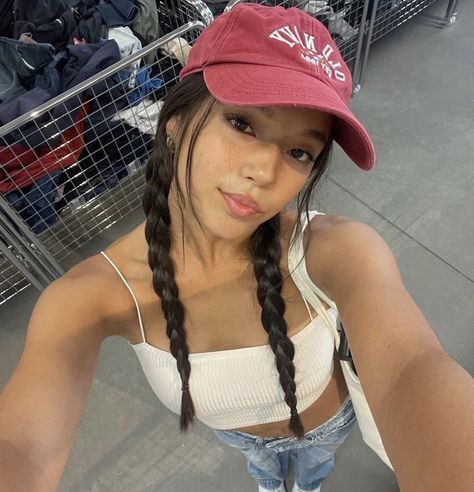 Baseball Game Hair, Braids With Hat, Streetwear Hairstyles, Airport Hairstyles, Baseball Hat Hairstyles, Cap Outfits For Women, Hairstyles Work, Baseball Cap Hairstyles, Hoodie Hairstyles