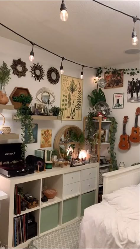 Your dream dorm room 🍃🌿
If u like this posts check my board Green and white dorm room, aesthetic dorm room, cozy life style Natural Toned Bedroom, Bedroom Idea Vintage, Interesting Bedroom Layout, Cottagecore Aesthetic Bedroom Minimalist, Alternative Dorm Room Ideas, Indie Boho Bedroom, Room Ideas Vintage Aesthetic, Earth Room Aesthetic, Room Decor Bedroom Vintage