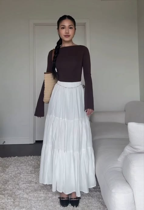 Long Black And White Skirt Outfit, Conservative Skirt Outfit, Long Flowy Skirt Outfit Winter, Fall Flowy Skirt Outfit, Long Flowy Skirt Outfit Fall, Long White Skirt Outfit Modest, Modest Fashion Capsule Wardrobe, Fall Maxi Skirts, Basic Outfits Modest