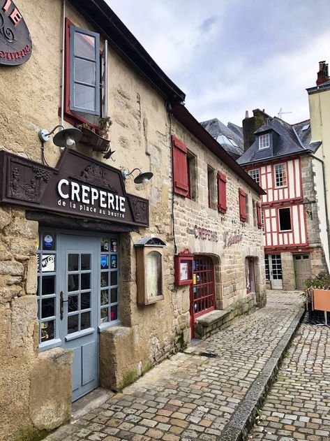 Partez à la découverte de Quimper, jolie ville pleine de caractère au coeur du pays Bigouden. Un stop à faire absolument pendant vos vacances en Bretagne et dans le Finistère Breton Aesthetic, Brittany France, Travel France, Perfect Peace, British Airways, Alsace, France Travel, Family Vacation, Voyage