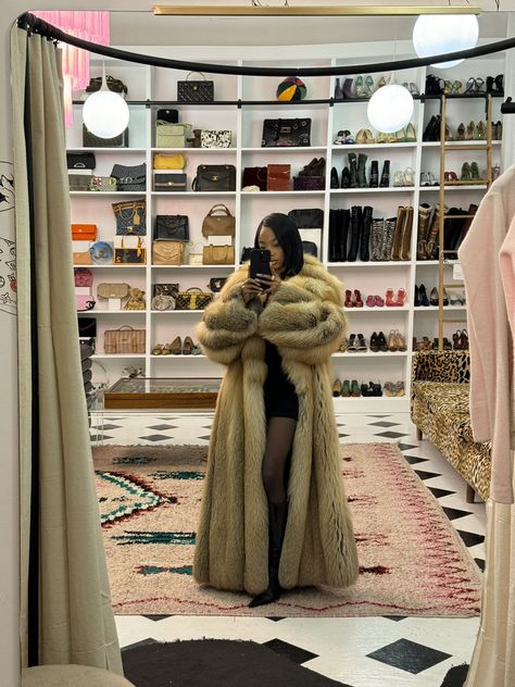 Big Fur Coat, Fur Coat Outfit, Luxe Aesthetic, Luxury Lifestyle Dreams, Dinner Outfits, Coat Outfits, Mode Inspo, Winter Fits, Fur Fashion