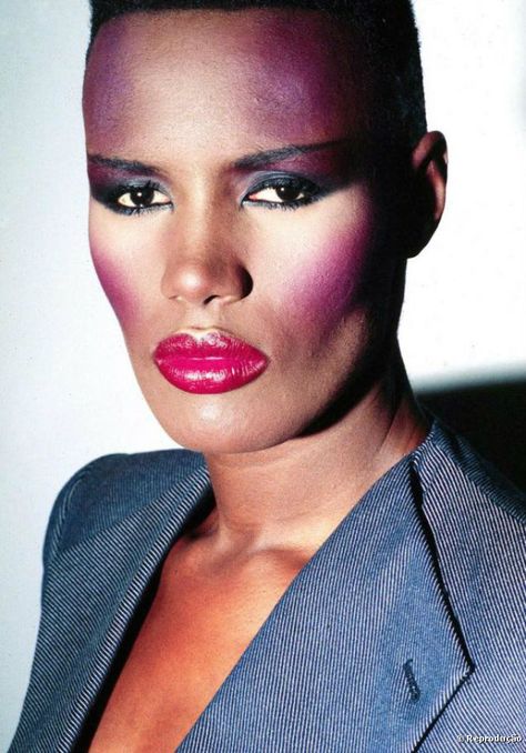 Grace Jones pulls off hot pink lips, fuchsia cheeks, and purple eye shadow Glam Rock Makeup, 80s Makeup Looks, 80’s Makeup, 1980s Makeup, Rock Makeup, 80s Makeup, Drag Make-up, Estilo Fitness, Halloween Makeup Pretty