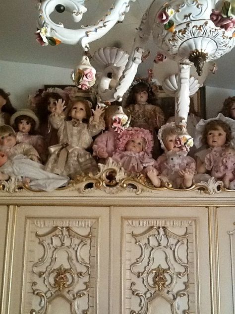 No place for Dolls!!??! Porcelain Doll Display, Antique Doll Display, Vintage Doll Collection, Porcelain Doll Aesthetic, Dolls Display, Doll Museum, Vintage Porcelain Dolls, Antique Porcelain Dolls, Doll Aesthetic