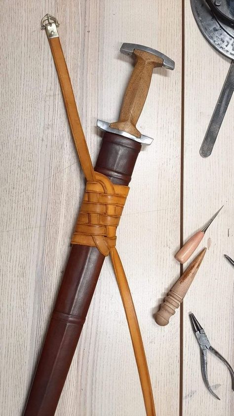 This is probably the way Katzbalgers of the early 16th century were knotted up too. Astuces Diy, Leather Armor, Leather Workshop, Medieval Armor, Medieval Clothing, Cool Knives, Leather Projects, Knife Making, Leather Diy