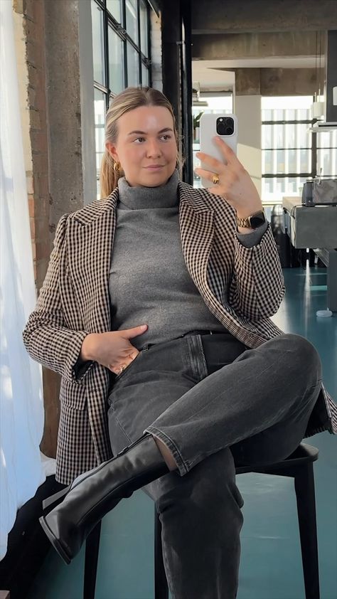 MOLLIE CAMPSIE | Today’s meeting outfit 💻📈🎧 #workwear #midsize #outfitidea | Instagram Mollie Campsie Outfits, Midsize Smart Casual, Classy Midsize Outfits, Office Autumn Outfits, Blazer Outfit Midsize, Psychologist Aesthetic Outfit, Midsize Corporate Outfits, Midsize Professional Outfits, Workwear Midsize