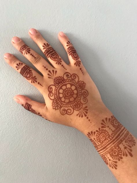 Fast Henna Designs, Moroccan Henna Designs Simple, Diwali Henna, Baby Mehndi, Traditional Henna Designs, Baby Mehndi Design, Hena Designs, Henna Drawings, Traditional Henna