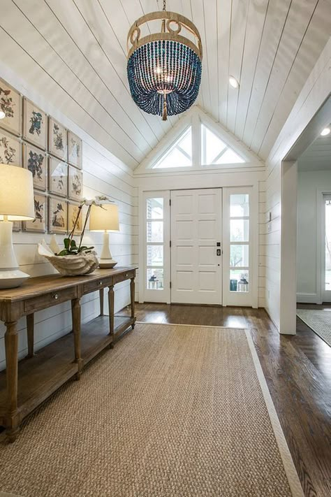 Vstupná Hala, Beach House Gift, Shiplap Ceiling, Farmhouse Entryway, Coastal Living Rooms, Foyer Decorating, Style Cottage, Entry Way Design, Beach House Interior