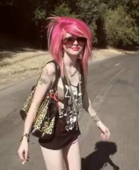 Scene Queens 2000s, Amor Hilton, Diy Scene Clothes, Scene Girl 2000s, Emo Poses, Scenecore Fashion, Early 2000s Emo Fashion, Scene Queen Outfit, Emo Outfits 2000s