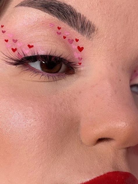 Heart Eye Shadow, Easy Valentines Day Makeup Ideas, Valentines Graphic Eyeliner, Heart Eye Makeup Look, Heart Make Up, Valentines Eyeliner, Valentines Eye Makeup, Heart Makeup Look, Heart Eye Makeup