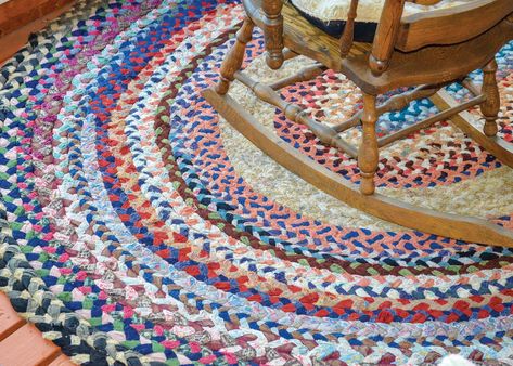 Oval Braided Rugs, Rag Rug Diy, Rag Rug Tutorial, Braided Rug Diy, Braided Rag Rugs, How To Braid, Rug Tutorial, Circular Rugs, Hearth Rug