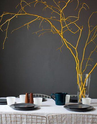 10 Simple Centerpieces Without Flowers Tree Branch Centerpieces, Halloween Disco, Branch Centerpieces, Easy Table, Painted Branches, Deco Nature, Simple Centerpieces, Thanksgiving Centerpieces, Thanksgiving Table Decorations