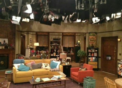 Empty Set, 80s Home, Movie Studios, Wizards Of Waverly Place, American Series, How I Met Your Mother, Scenic Design, Paying Attention, Family Homes