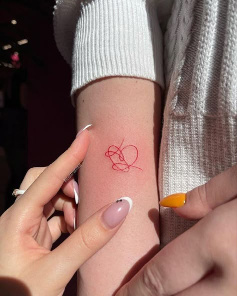 Dainty Hummingbird Tattoo, Dates Tattoo, Tattoo Date, Tattoos Cover Up, Elegance Tattoo, Tattoo Frau, Tattoo Frases, Tattoo Ideas For Moms, One Direction Tattoos