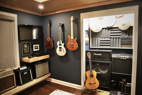 Office Music Room Combo, Guest Room Aesthetic, Musician Room Aesthetic, Basement Music Room, Guitar Room Decor, Led Uplighting, Musician Room, Office Music Room, Guitar Setup