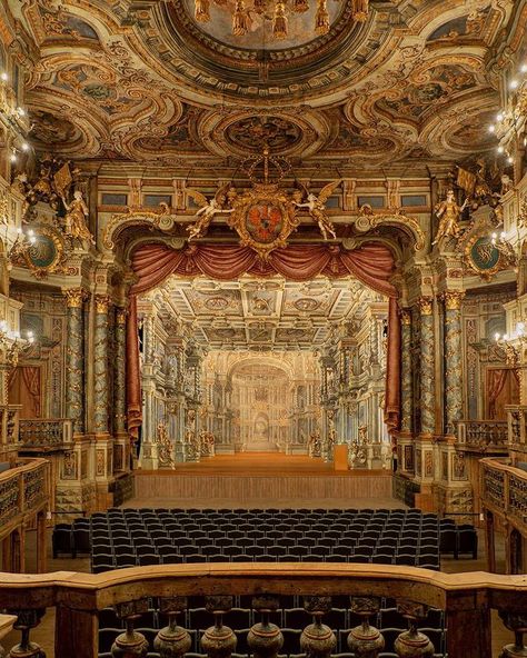 Lineth Gonzalez 💎✨💋🦄🌈💖🌹☄🌟 (@linethglz) • Instagram photos and videos Bayreuth Germany, Theatre Interior, Lacquered Wood, European History, The Opera, Eiffel Tower Inside, Opera House, Eiffel Tower, Theater