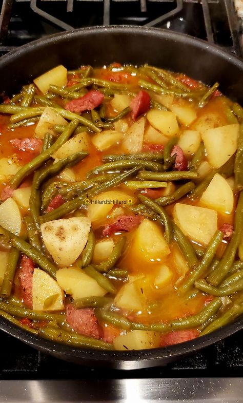 Smothered Green Beans – Recipes on a Budget Green Beans With Potatoes, Sausage And Green Beans, Smothered Potatoes, Green Beans Potatoes, Smothered Green Beans, Southern Green Beans, Beans Potatoes, Crab Pasta, Cassava Cake