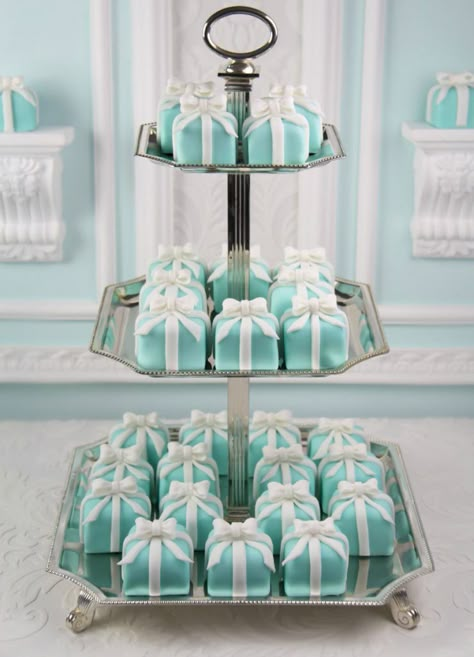 Tiffany Cupcakes, Cupcakes Bonitos, Tiffany Blue Wedding Theme, Tiffany Cakes, Tiffany Theme, Tiffany Bridal Shower, Tiffany's Bridal, Tiffany Party, Tiffany Blue Wedding