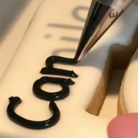 Writing Icing Recipe, Writing On Cakes, Writing Icing, Black Icing, Cake Lettering, Frosting Techniques, Icing Techniques, Cake Writing, Cake Decorating For Beginners