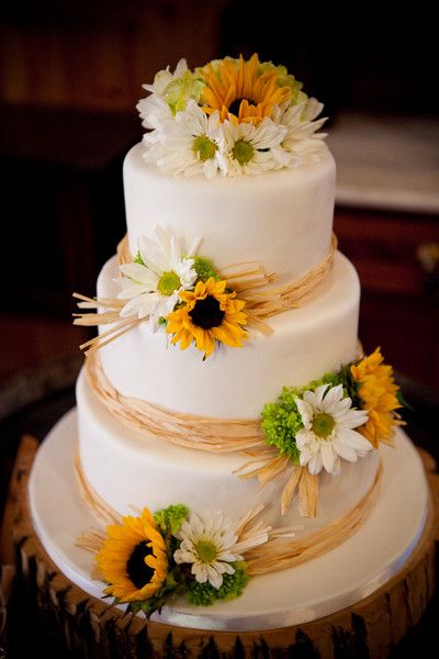 Sunflower Wedding Cake, Rustic Sunflower Wedding, Country Wedding Cakes, Sunflower Themed Wedding, Square Wedding Cakes, Wedding Cake Photos, Tiered Cake, Wedding Cake Rustic, Cake Gallery