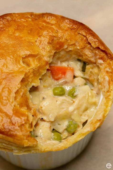 Pie With Puff Pastry, Puff Pastry Chicken, Easy Chicken Pot Pie Recipe, Best Chicken Pot Pie, Homemade Chicken Pot Pie, Pot Pie Filling, Turkey Pot Pie, Easy Chicken Pot Pie, Chicken Pie