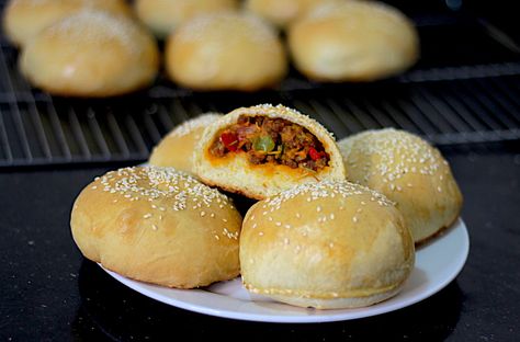 Meat Buns, Stuffed Buns, Meat Bun, Bread Art, Bread Bun, Bun Recipe, Meat Pie, Minced Meat, Arabic Food