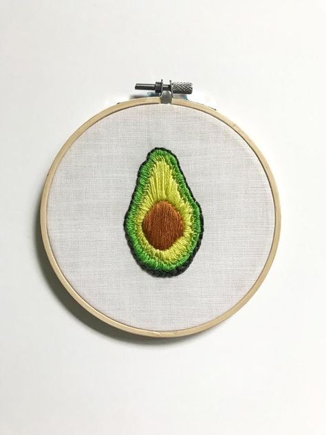 Avocado Embroidery Pattern, Food Embroidery Ideas, Avocado Embroidery, Food Embroidery, Diy Embroidery Projects, Miniature Embroidery, Embroidered Gifts, Embroidery Patterns Free, Simple Embroidery