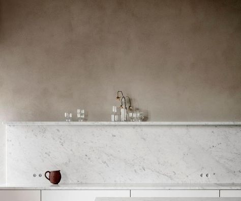 French wash walls: master the trend in your own home. Limestone Wall Interior, Limestone Wash, Wash Walls, Lime Wash Walls, Limewash Walls, Types Of Kitchen, Porter Paint, Lime Wash, Washing Walls