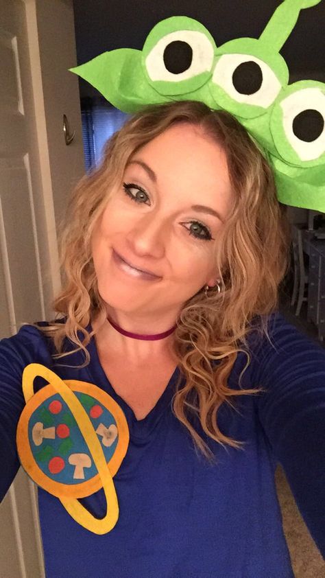 You saved our lives...we are eternally grateful! #DIY Toy Story Alien costume! #halloween #costume Aliens Costume, Alien Diy, Diy Alien Costume, Alien Costume Women, Diy Alien, Toy Story Alien Costume, Disfraz Toy Story, Alien Dog, Alien Headband