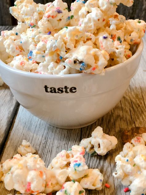 Popcorn Fluff, Popcorn And Marshmallow Recipe, How To Make Flavored Popcorn, Marshmallow Popcorn Recipes, Popcorn With Marshmallows, Marshmellow Popcorn Easy, Marshmallow Puffcorn, Puffcorn White Chocolate, Popcorn With M&m