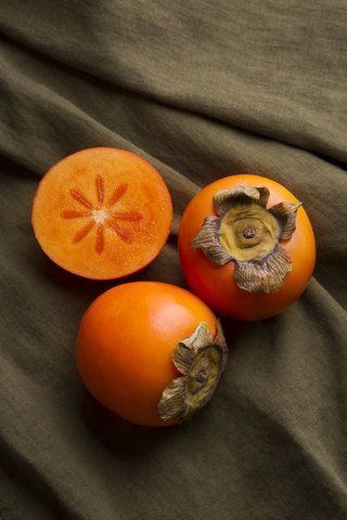 Vegetable Photos, Fruit Harvest, Persimmon Fruit, Vegetables Photography, Fruits Photos, Work Meals, Still Life Fruit, Fall Fruits, Fruit Food