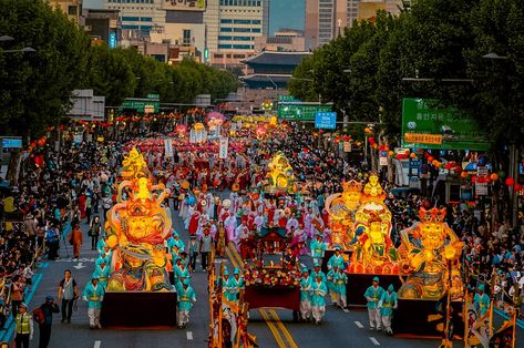 Lotus Lantern Festival in Seoul | 7 Inspiring Things to See at YeonDeungHoe [Updated 2022] » Travel-Stained Lotus Lantern Festival, Korean Bar, Lotus Lantern, Lantern Parade, Buddha Birthday, Cities In Korea, Travel Korea, Traditional Lanterns, South Korea Travel