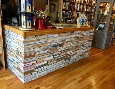 Corner Countertop Decor, Bookstore Inspiration, Corner Countertop, Old Bookstore, Bookstore Ideas, Magical Library, Library Display, Countertop Decor, Book Cafe