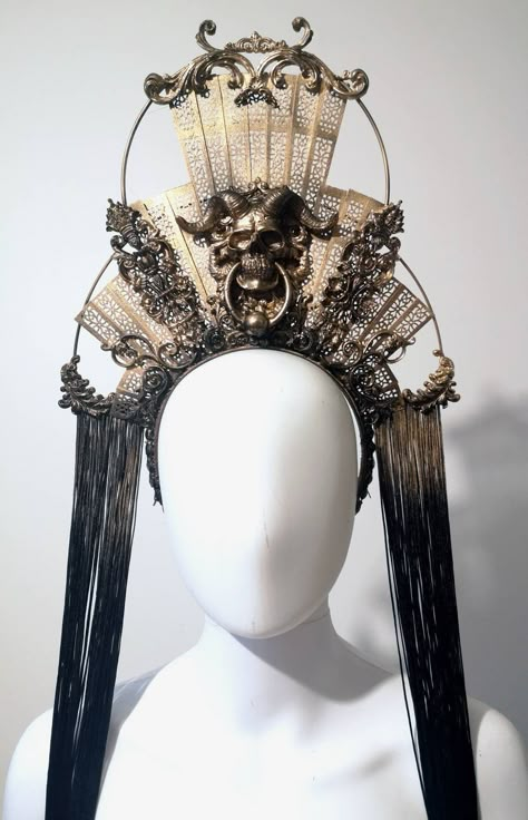 This Halo headdress is perfect for accessorizing a goddess costume. This headdress is simple, light, very glamorous and very eye-catching. gold made of zip ties, it is very light. Mounted on a metal strip for good support. The headband remains flexible. For any request for other colors, contact me Ideal for burlesque, dance, photo shoots or cosplays, it can be used for many types of occasions Ready to ship Tiara Halloween, Goth Wedding Dresses, Crown Headpiece, Halo Crown, Goddess Costume, Angel Costume, Goth Wedding, Hair Tattoos, Head Jewelry