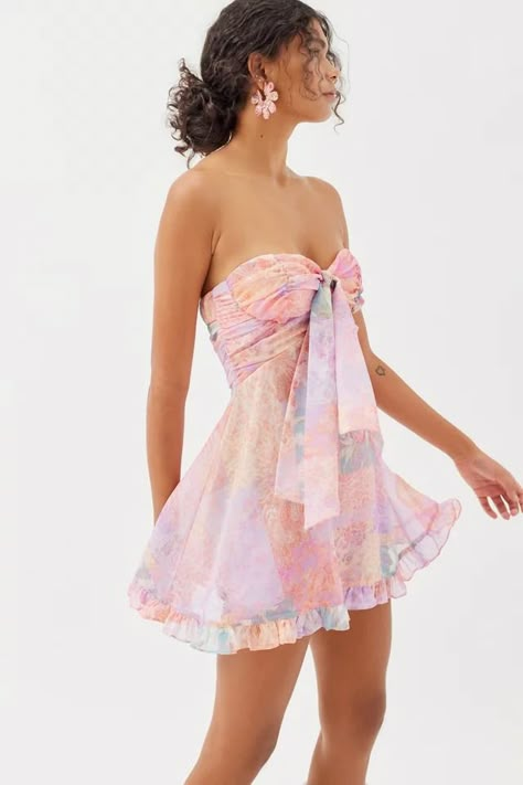 Discover great products at the best prices at Dealmoon. For Love & Lemons Teagan Strapless Paisley Mini Dress. Price:$149.99 at Urban Outfitters Flowy Mini Skirt, Rush Outfits, Taylor Swift Tour Outfits, Preppy Dresses, Paisley Fabric, Hoco Dresses, Dance Dresses, Fancy Dresses, Look Cool