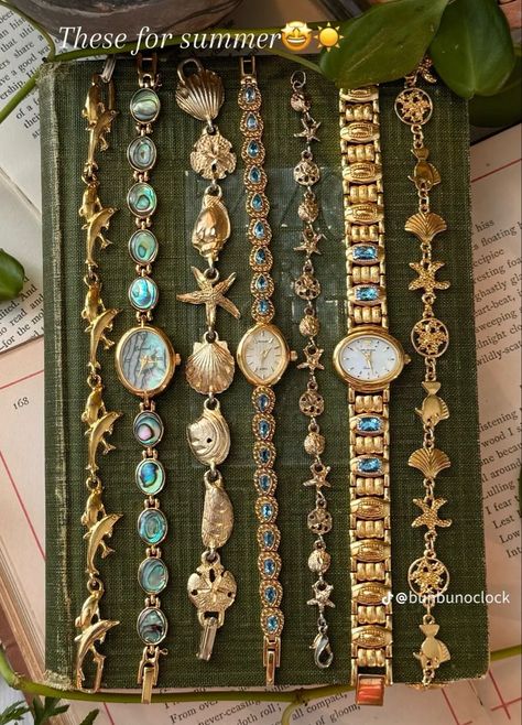 Aesthetic Resin Jewelry, Thrifted Trinkets, Old Gold Jewelry, Spring Jewelry Trends, Xoxo Jewelry, Dope Jewelry Accessories, Winter Hacks, Earthy Jewelry, Vintage Designer Jewelry