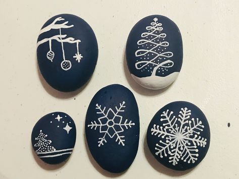 Winter Stone Painting, Winter Painted Rocks Ideas, Winter Painted Rocks, Christmas Rocks Painted Ideas, Winter Rock Painting, Christmas Stone Painting, Christmas Painted Rocks, Winter Rocks, Christmas Pebble Art