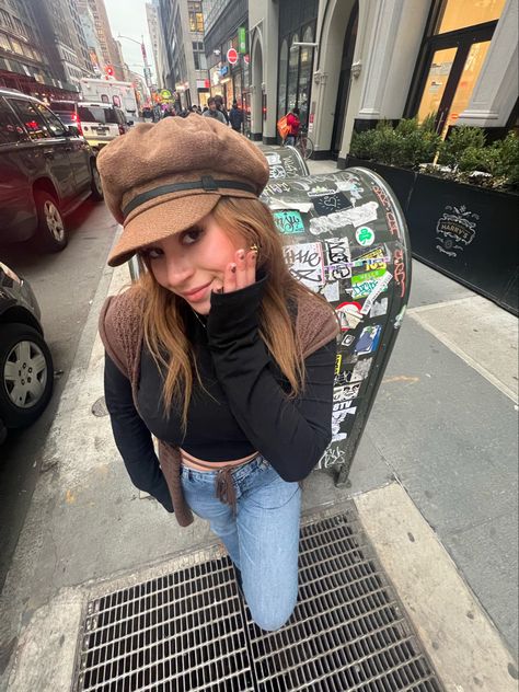 Hat Outfits Aesthetic, Chic Hat Outfits, Biker Hat Outfit, Newsboy Hat Outfit Summer, Downtown New York Aesthetic Outfits, Newsboy Hat Outfit Aesthetic, Fall Hats 2023, Messenger Hat Outfit, Paper Boy Hat Women Outfit