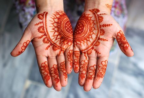 Get a Henna Tattoo in India Henna Designs Inside Hand, Tattoo On Brown Skin, Tattoo In Hand, Sunflower Mandala Tattoo, Face Threading, Party Henna, Henna Leaves, Sunflower Mandala, Henna Drawings