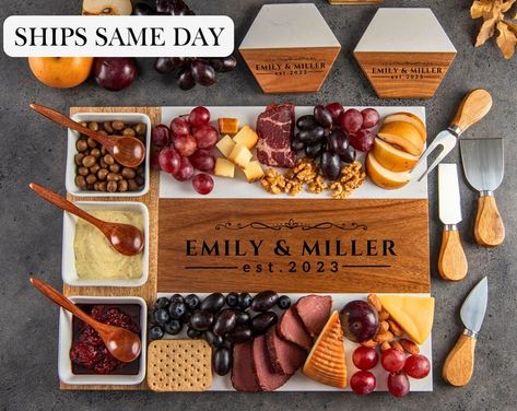 Charcuterie Board List & Layout Beginner Board - Etsy Personalized Charcuterie Board, Couple Home, Slider Recipes, Dessert Display, Dessert Appetizers, Best Recipe, Event Catering, Wedding Food, Living Food